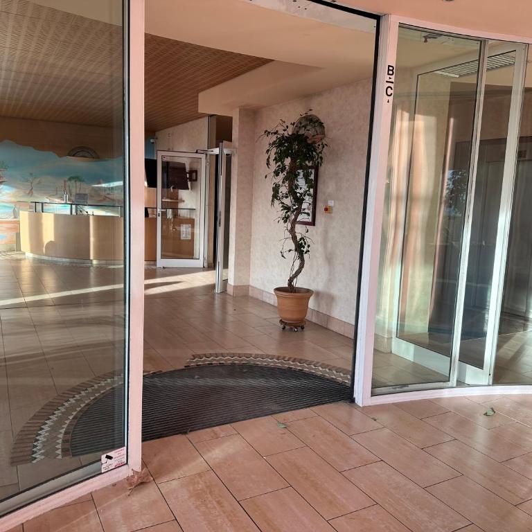Le Must ! ADMIRAL PLAZA - One-Bedroom Apartment - 6