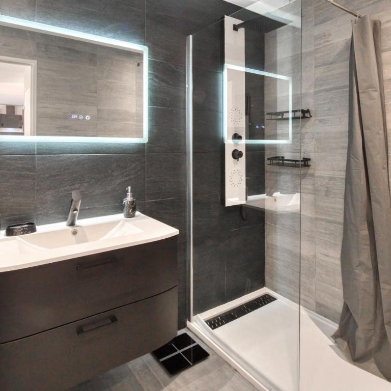A C 2BDR 6P flat just two minutes from the beach! - Appartement 2 Chambres - 18