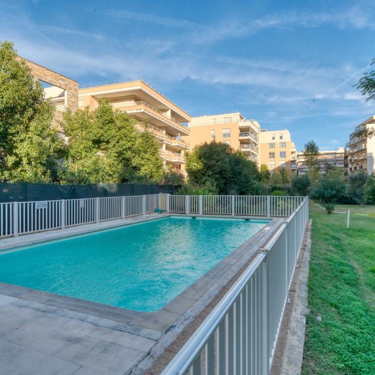 A C 2BDR 6P flat just two minutes from the beach! - Appartement 2 Chambres - 12