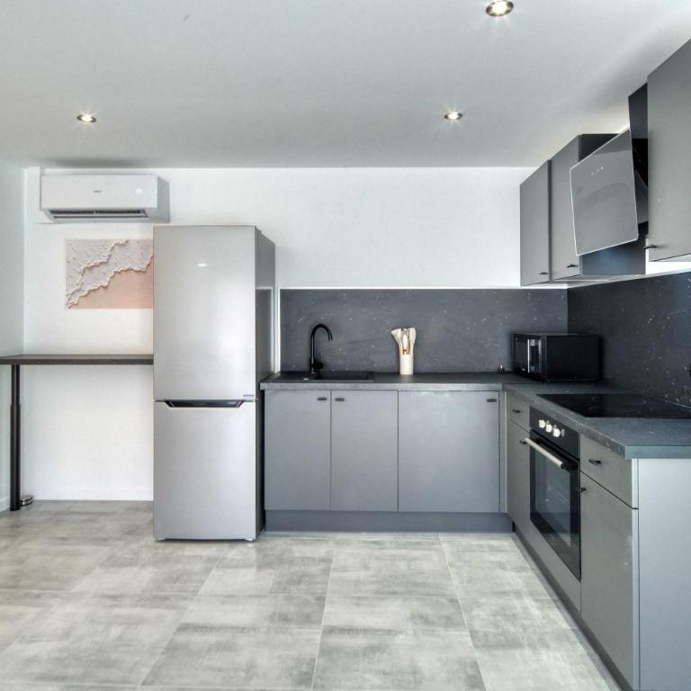 A C 2BDR 6P flat just two minutes from the beach! - Appartement 2 Chambres - 3
