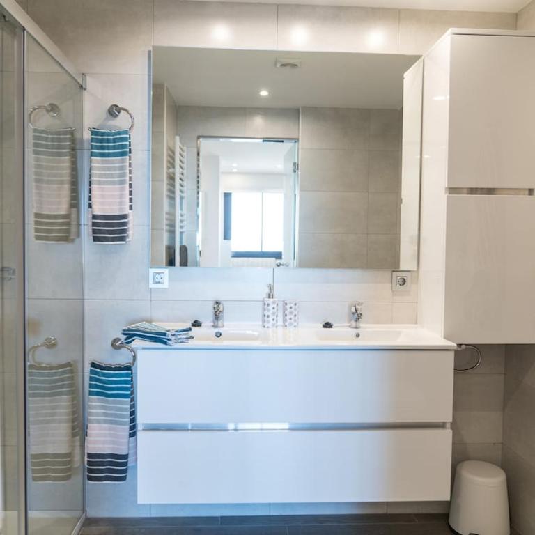 SeaHomes Vacations - Cala Banys Seafront Apt & PKG - Apartamento de 3 dormitorios - 13
