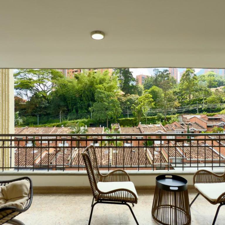 4br 240 M Pool Next To El Tesoro Mall - Apartamento - 83