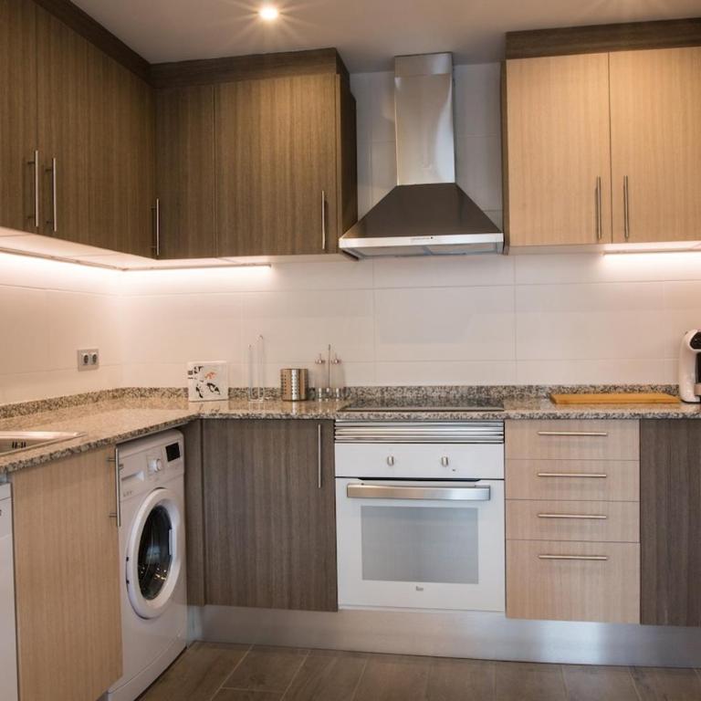 SeaHomes Vacations - Seafront Apt Fenals & PKG - Apartamento de 3 dormitorios - 3