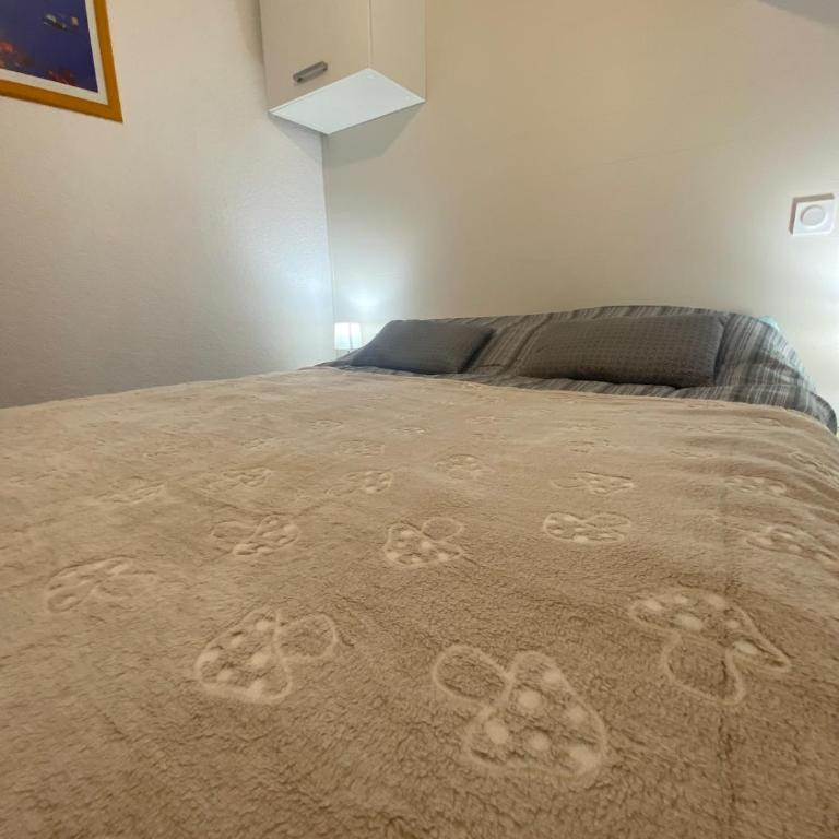 Le carpe diem T2 piscine climatisation parking - Two-Bedroom Apartment - 22