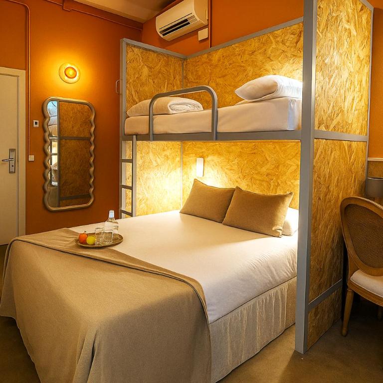 The Loft House Barcelona - Triple Room with Shared Bathroom - 2