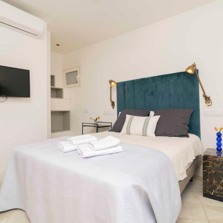 Ático exclusivo junto a Plaza Mayor - Two-Bedroom Apartment with Balcony and Terrace - 23