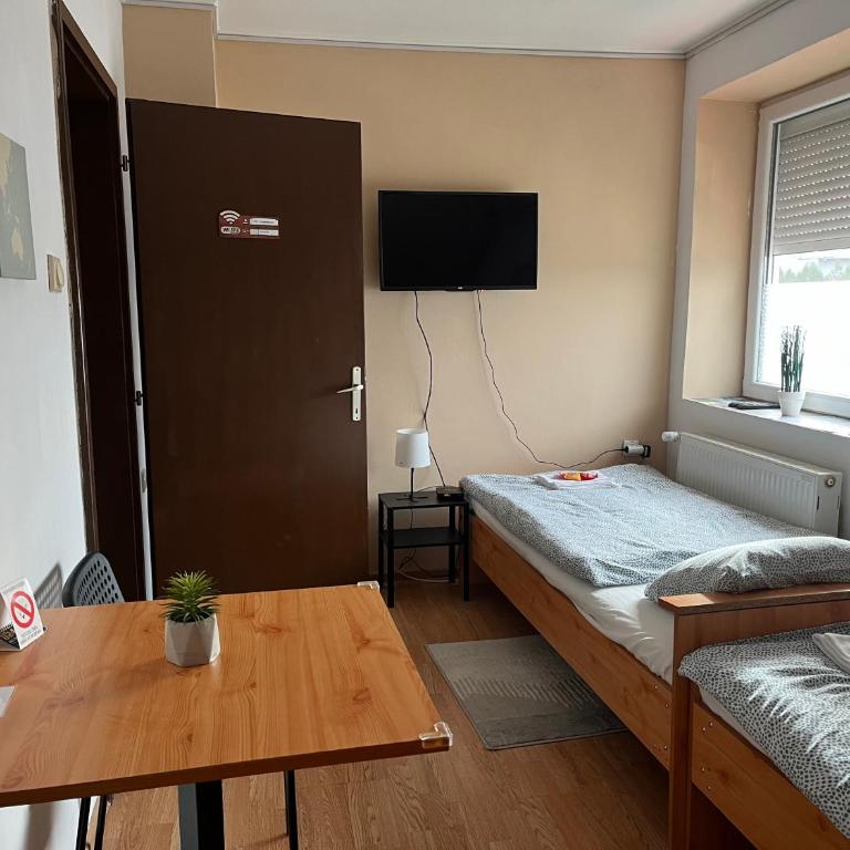 Rooms with private Bathroom & Free Parking ''Sobe Zoka,, - Dvokrevetna Soba sa Zasebnim Krevetima - 27