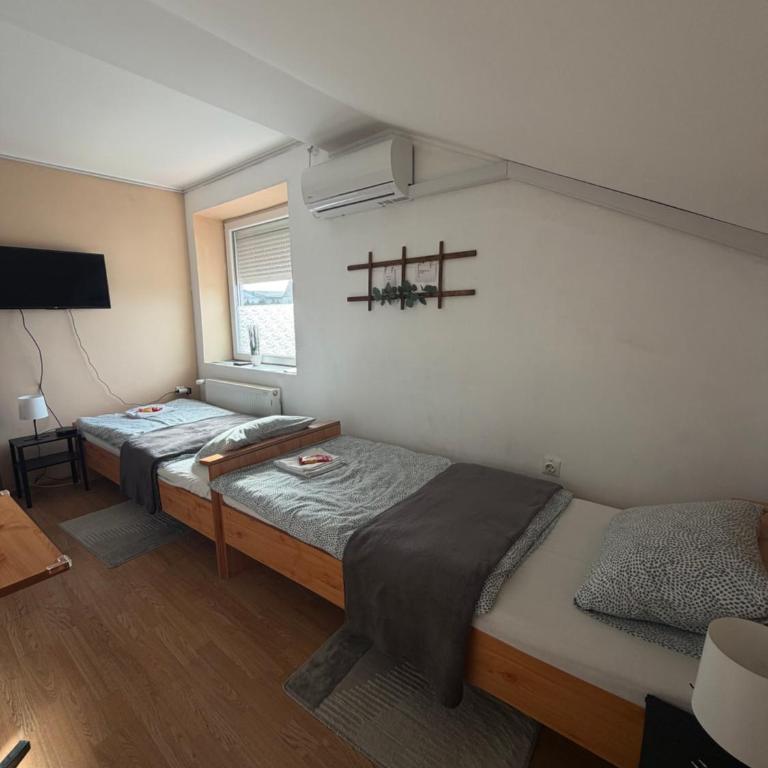 Rooms with private Bathroom & Free Parking ''Sobe Zoka,, - Dvokrevetna Soba sa Zasebnim Krevetima - 25