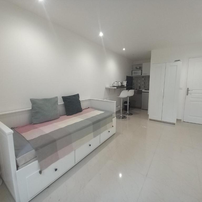 Simon Apartments - Studio - 16
