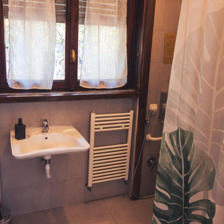 OstellOlinda - Camera Doppia con Letti Singoli con Bagno Privato e Accesso Disabili - 3