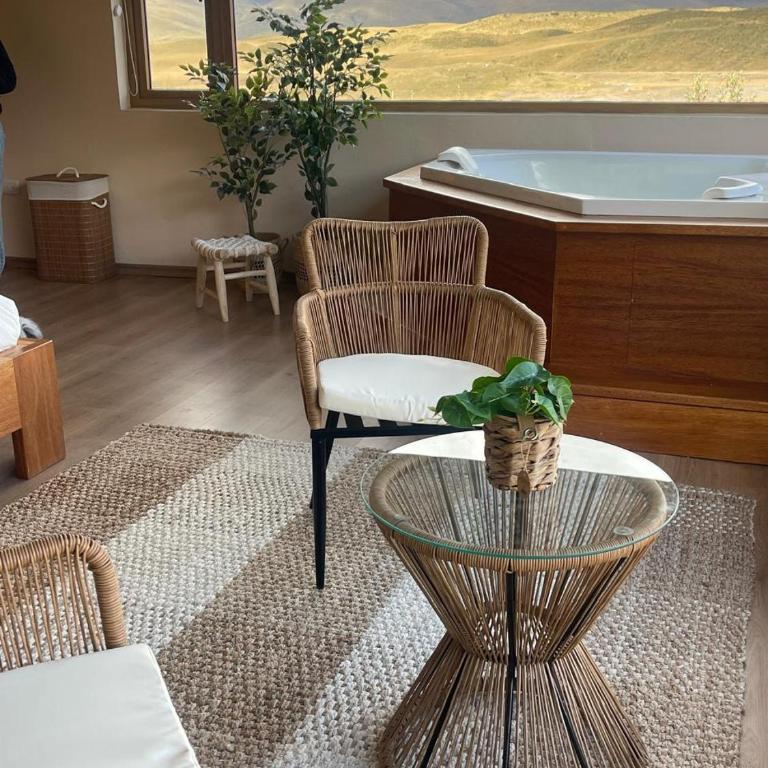 Hotel Tambopaxi - Habitación con cama extragrande y bañera de hidromasaje - 5