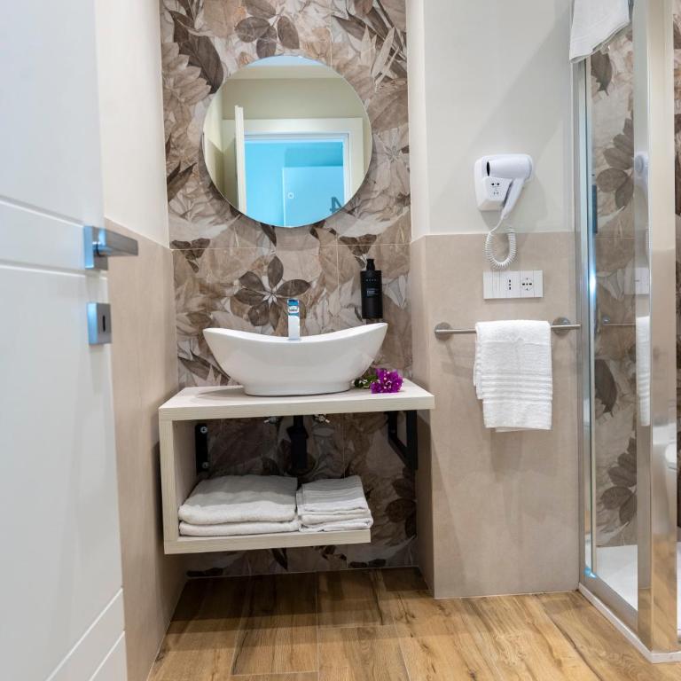 Lepanto Central - Double or Twin Room - 10