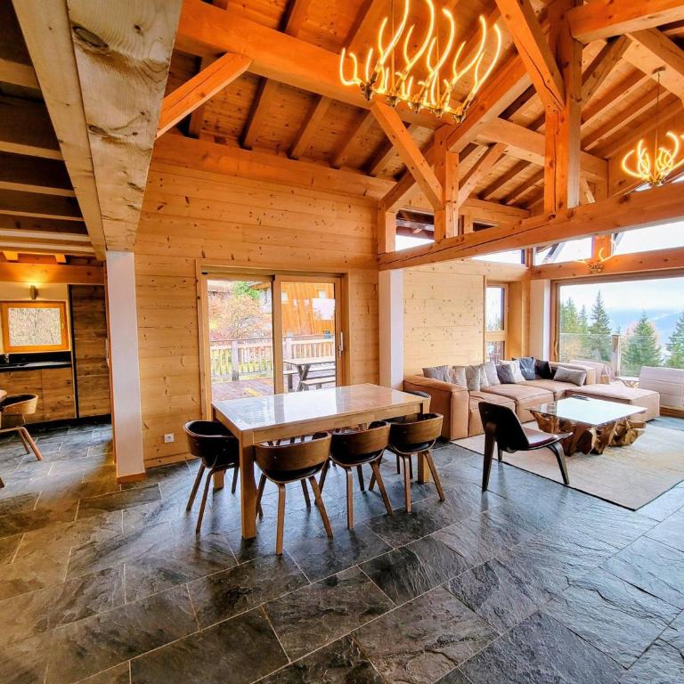 Chalet spacieux et rénové · Terrasse · Capacité 10 personnes · Wifi gratuit - FR-1-346-570 - Chalet - 1