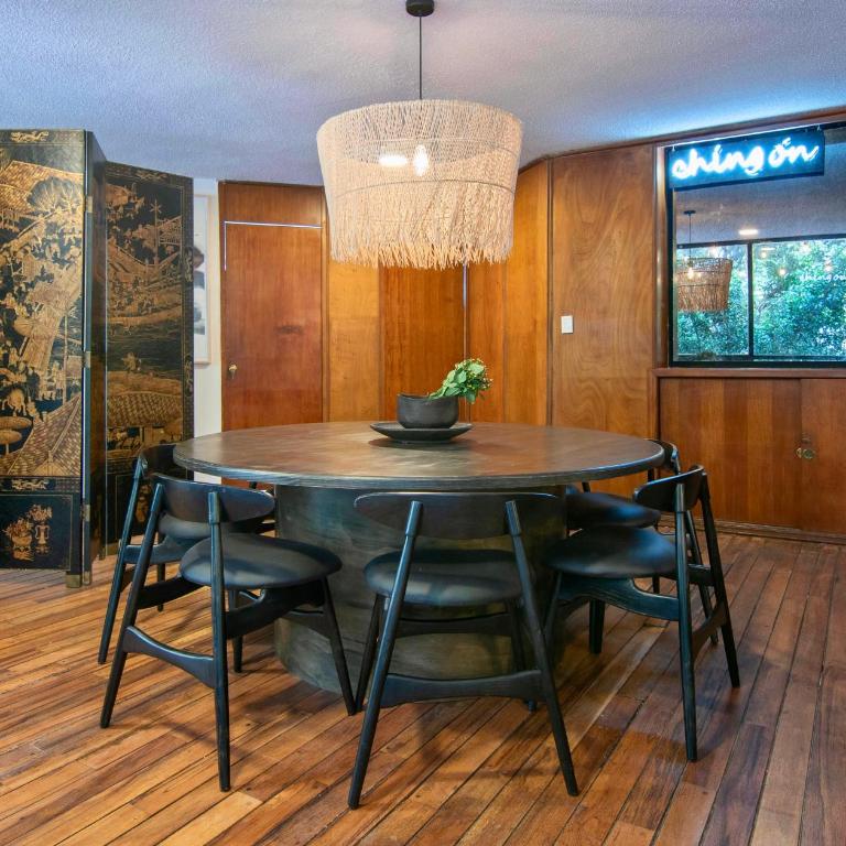 Beautiful Curated and Designed Flat plus Great Balcony - One-Bedroom Apartment - 1