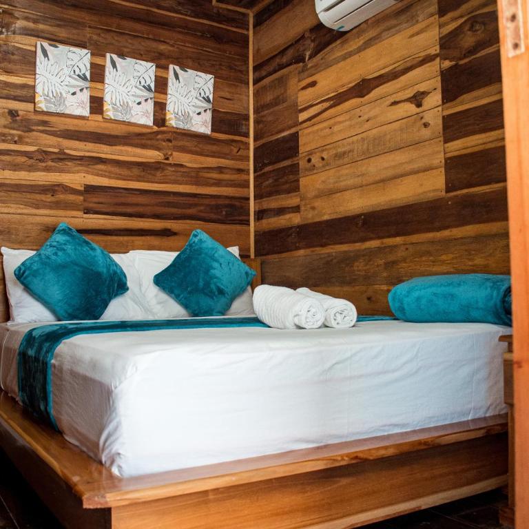 Castle Beach Hostel - Double Room with Sea View - 1