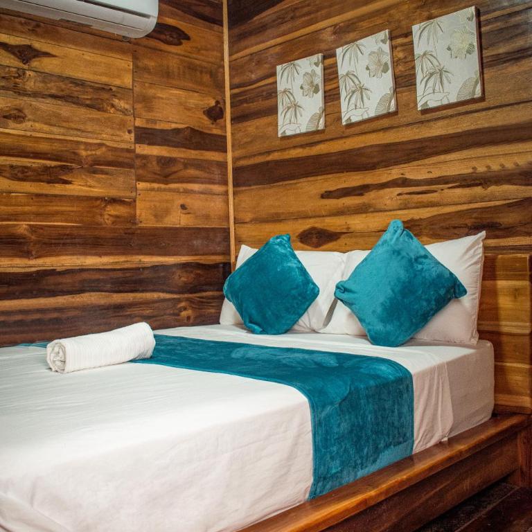 Castle Beach Hostel - Double Room with Sea View - 4