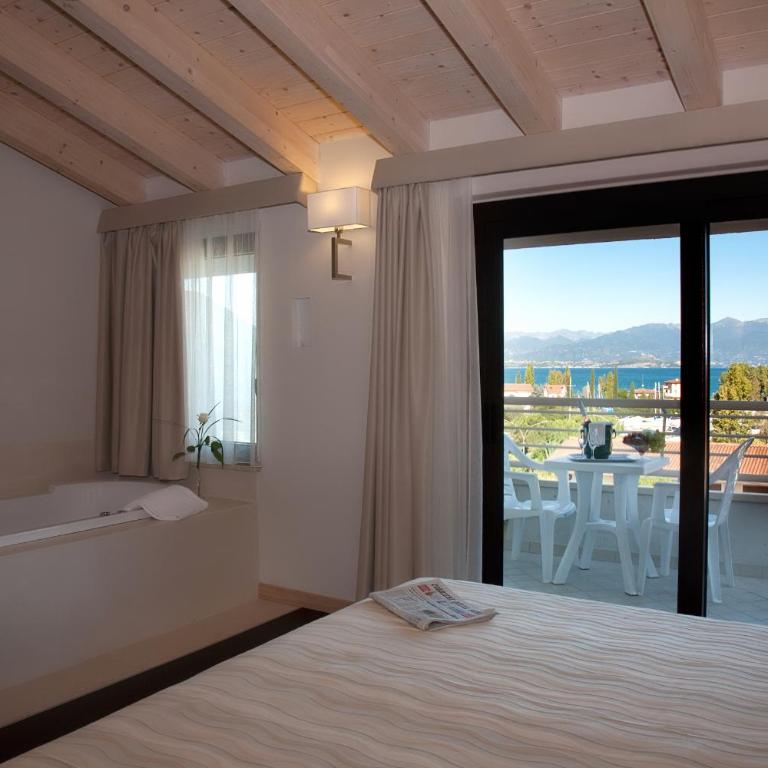 Hotel Porto Azzurro - Suite Superior con Vista Lago - 4