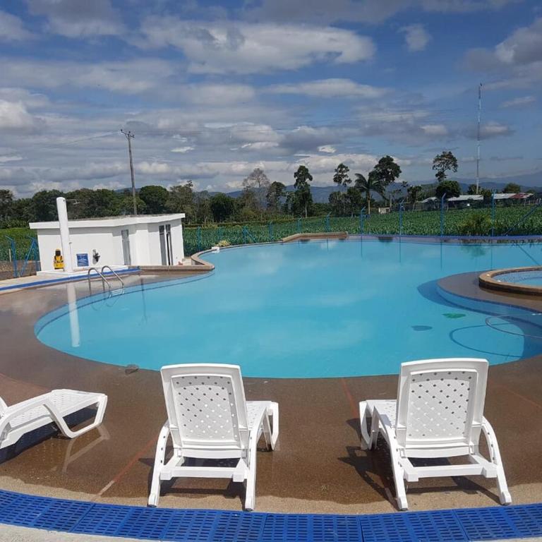 Apartamento en el Eje Cafetero amoblado y con piscina en conjunto privado - Apartamento de 2 dormitorios - 18