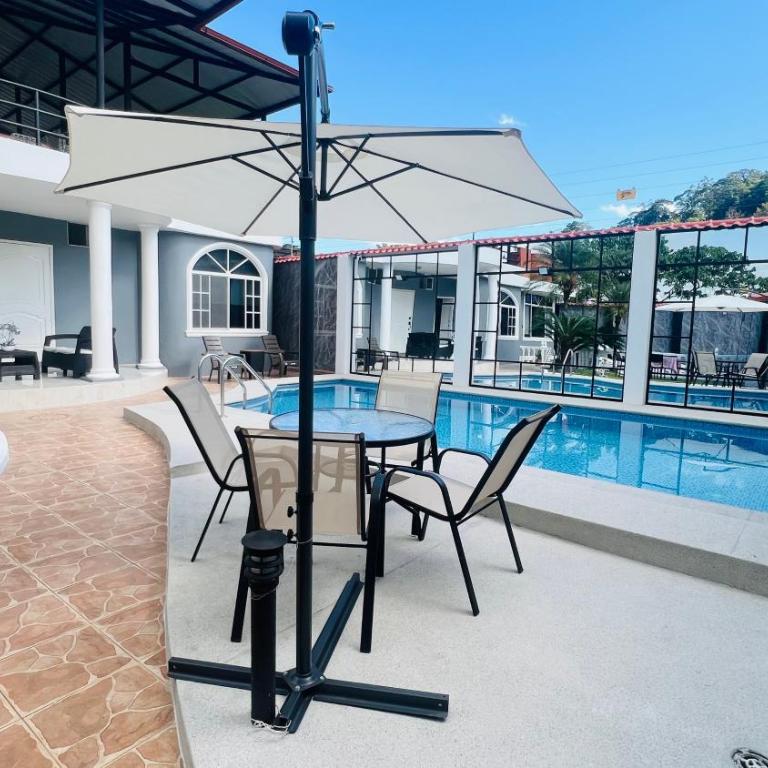 Casa Vacacional con piscina - Casa de 5 dormitorios - 1