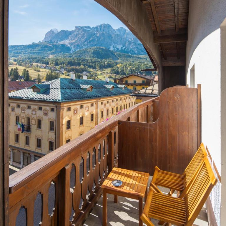 Hotel Montana - Due Camere Comunicanti Matrimoniali/Doppie con Letti Singoli - 1