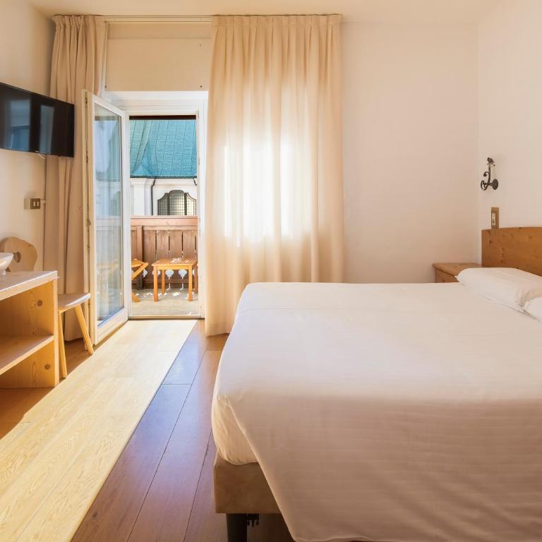Hotel Montana - Due Camere Comunicanti Matrimoniali/Doppie con Letti Singoli - 2