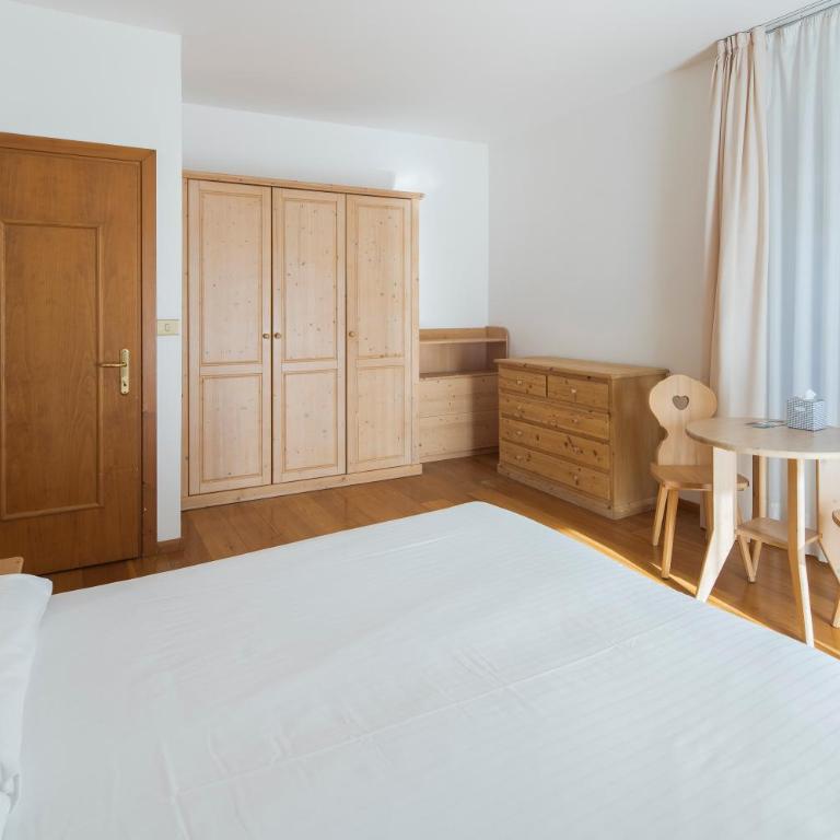 Hotel Montana - Due Camere Comunicanti Matrimoniali/Doppie con Letti Singoli - 3