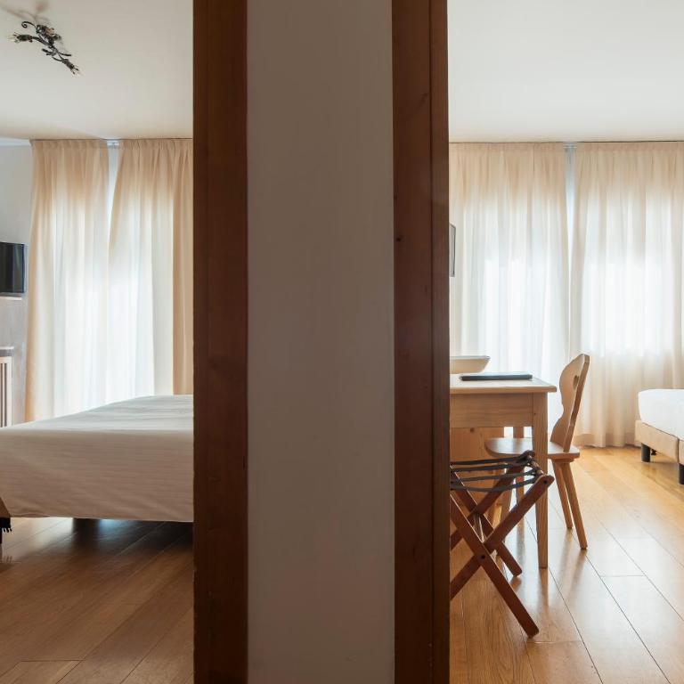 Hotel Montana - Due Camere Comunicanti Matrimoniali/Doppie con Letti Singoli - 11