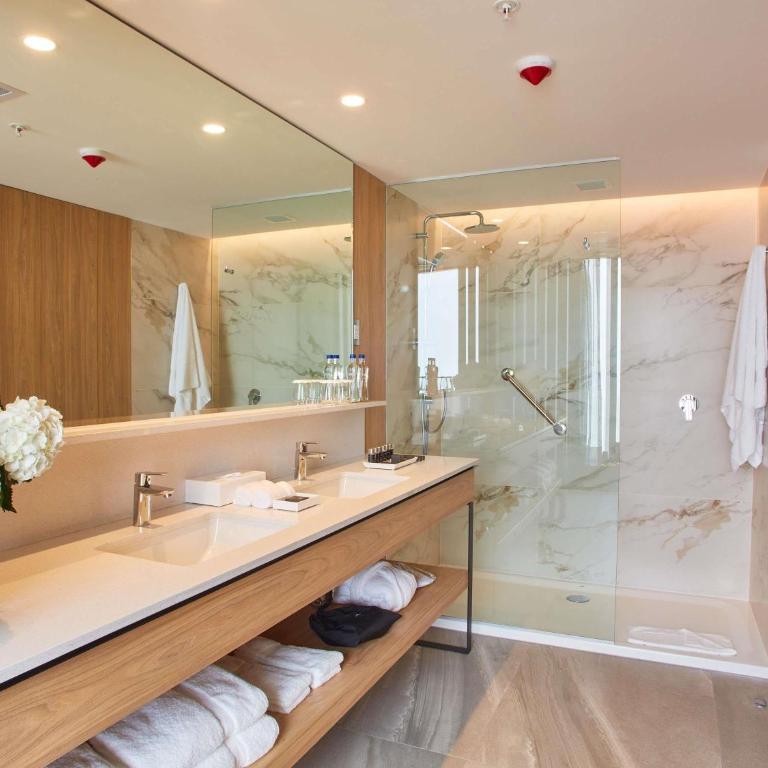 Pullman Lima Miraflores - Junior Suite con cama extragrande y acceso al salón executive - 1