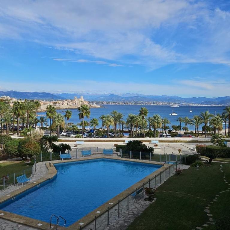 Cap d'Antibes Port Aubernon 3P vue Mer Piscine - Two-Bedroom Apartment - 1