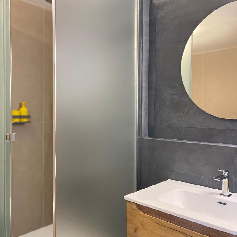 Nos Design Stays - The movie loft - One-Bedroom Apartment - 8