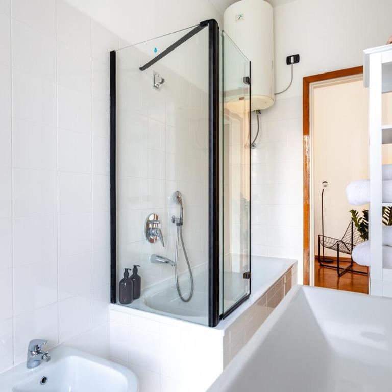 Duomo 7 min - 3 Bedrooms, Terrace & Parking - Appartamento con 3 Camere da Letto - 10
