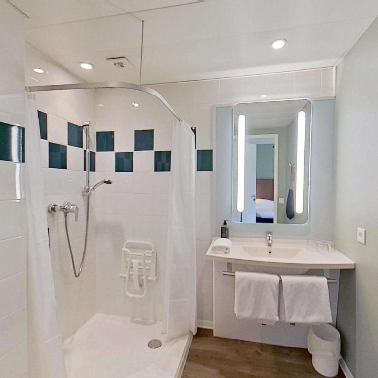 ibis Vannes - Chambre Standard avec 1 Lit Double et 1 Lit Simple - 7