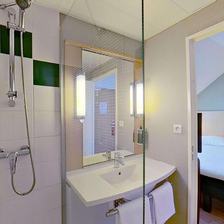 ibis Vannes - Chambre Standard avec 1 Lit Double et 1 Lit Simple - 10