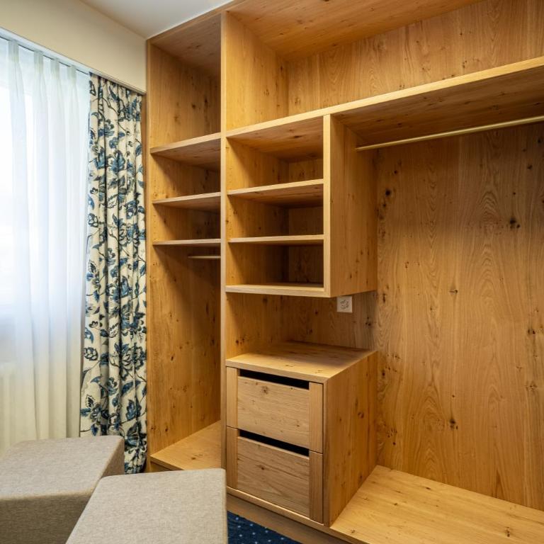 Hotel Alpenroyal - Familienzimmer mit Balkon oder Terrasse im Erdgeschoss (2 Erwachsene und 2 Kinder) - 3