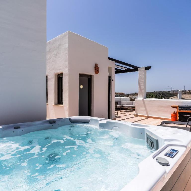 Penthouse in Estepona met Zeezicht, Jacuzzi & Zwembad - Apartamento de 2 dormitorios - 2