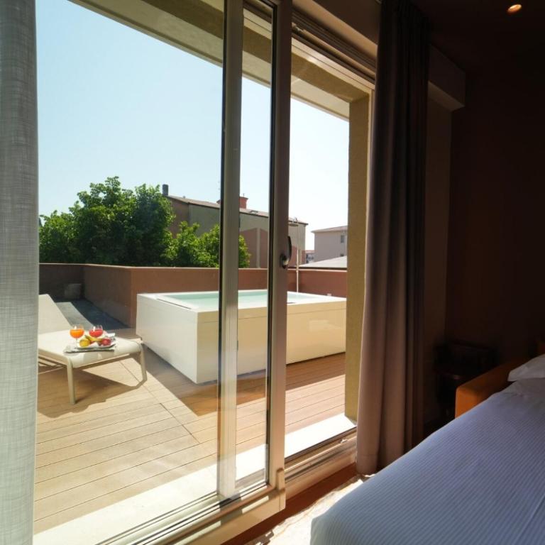 Best Western Hotel Arya - Queen Suite with Two Sofa Beds, Two Terraces and Private Pool - Non-Smoking - 11