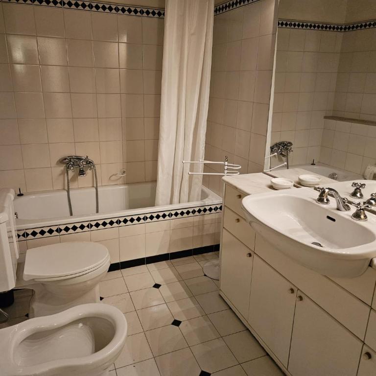 Tower Rooms - Camera Tripla con Bagno Privato - 3