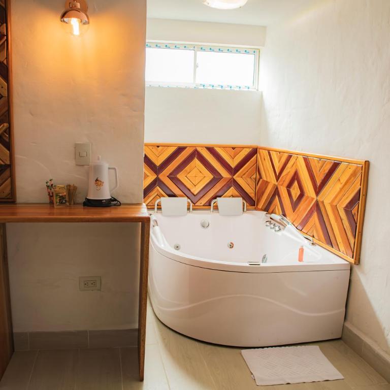 Hotel Santa Laura - Habitación Doble Deluxe con bañera - 8