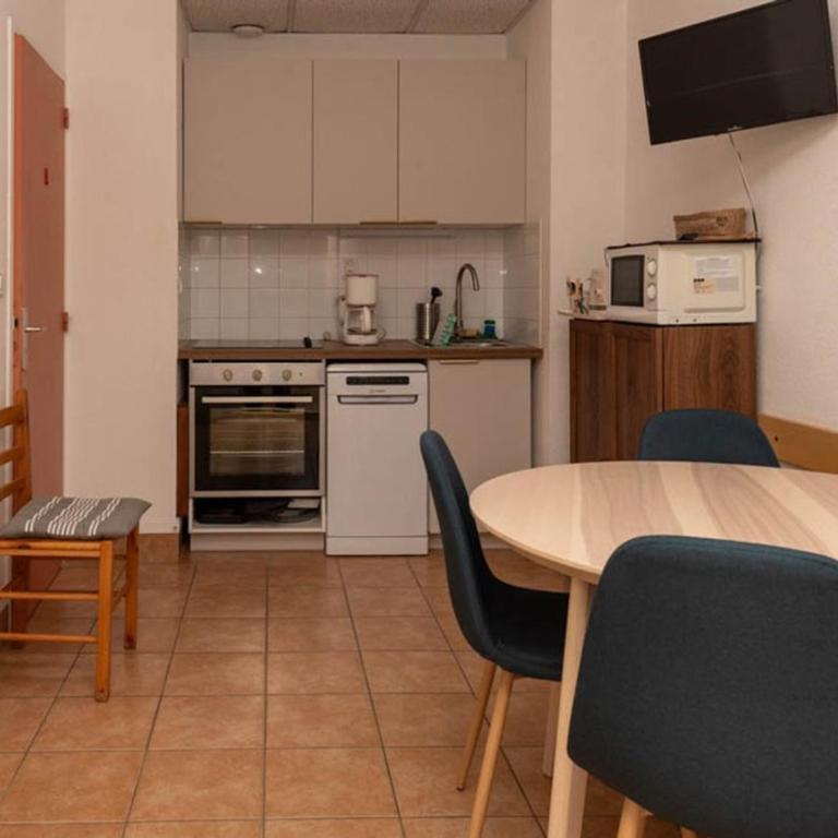 T2 cabine, 4 pers, vue mer, parking, plage à 10m - FR-1-803-61 - Apartment - 12