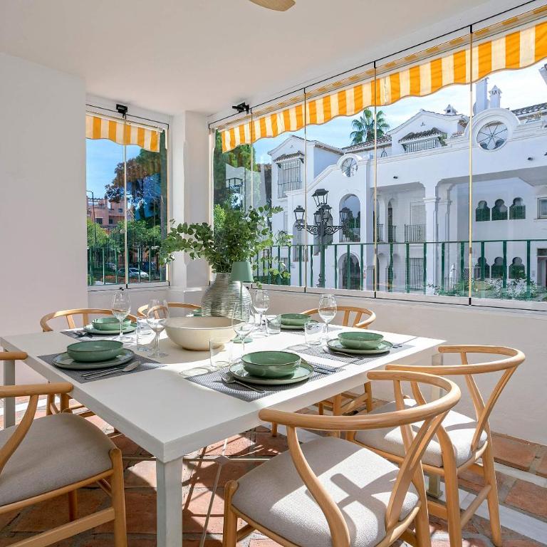Genteel Home El Presidente Estepona - Three-Bedroom Deluxe Apartment with garden - 5