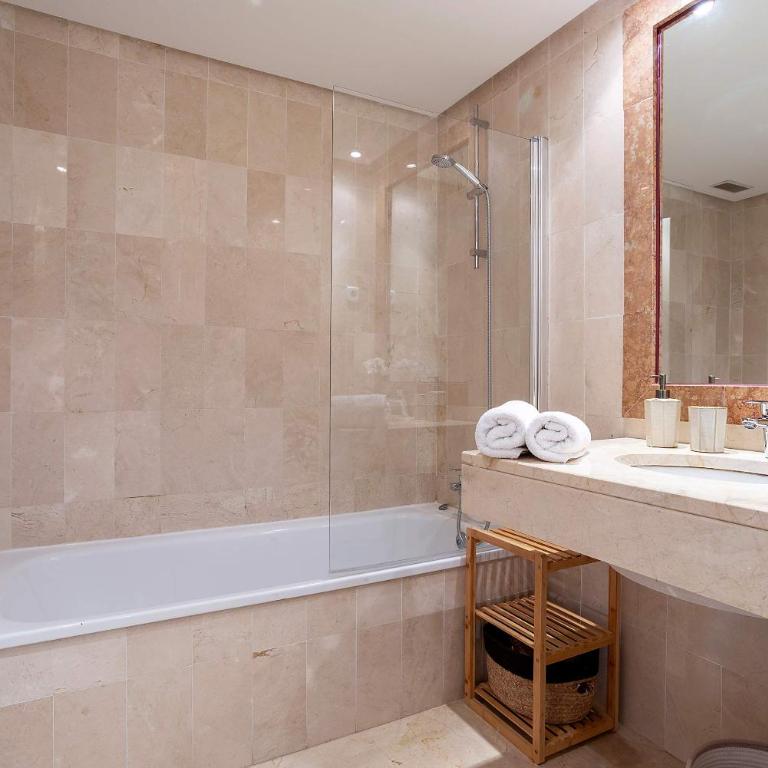 Genteel Home El Presidente Estepona - Three-Bedroom Deluxe Apartment with garden - 22
