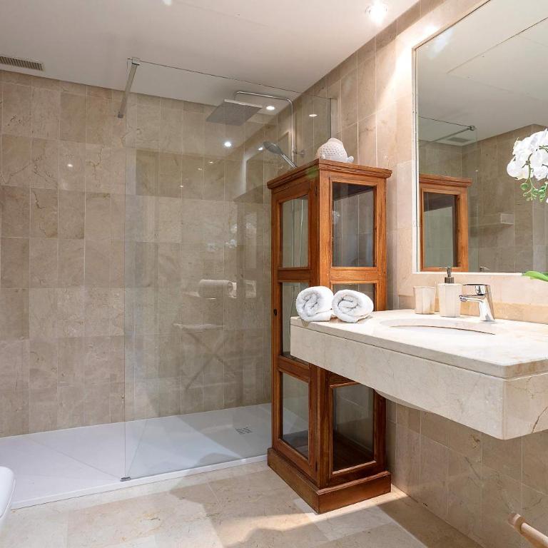 Genteel Home El Presidente Estepona - Three-Bedroom Deluxe Apartment with garden - 23