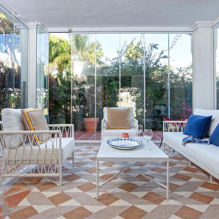 Genteel Home El Presidente Estepona - Three-Bedroom Deluxe Apartment with garden - 2