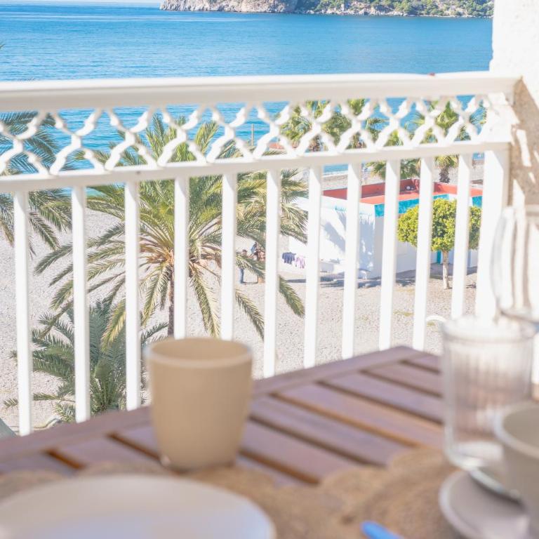 Apartamento LH Beach frente al mar - One-Bedroom Apartment with Balcony and Sea View - 84