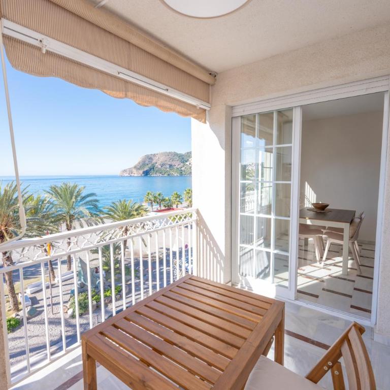 Apartamento LH Beach frente al mar - One-Bedroom Apartment with Balcony and Sea View - 82