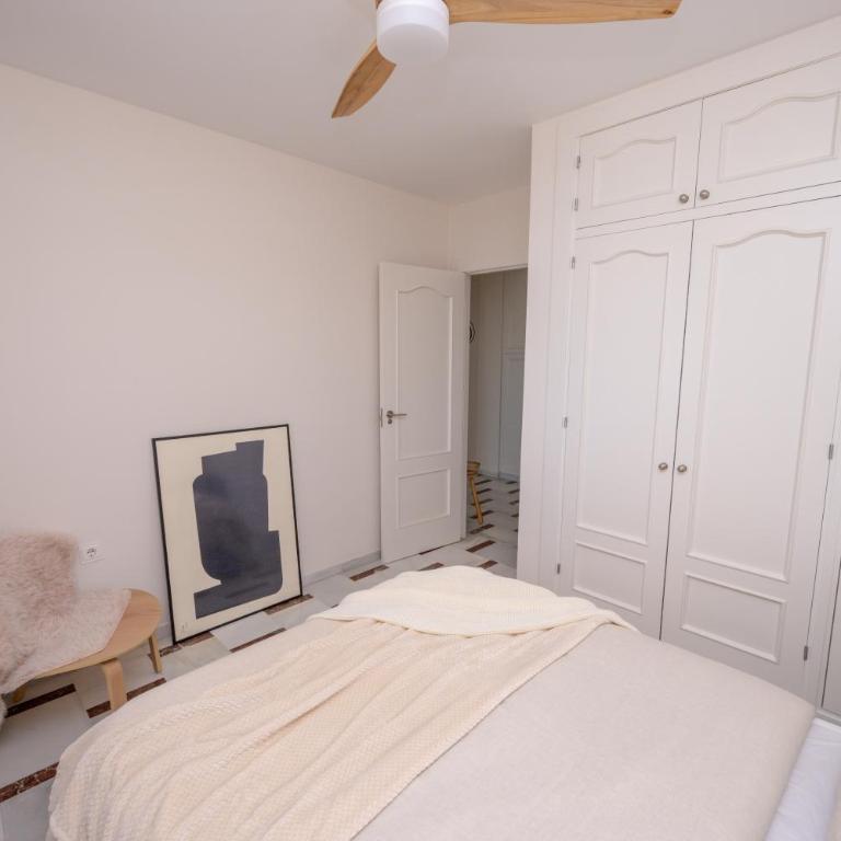 Apartamento LH Beach frente al mar - One-Bedroom Apartment with Balcony and Sea View - 77