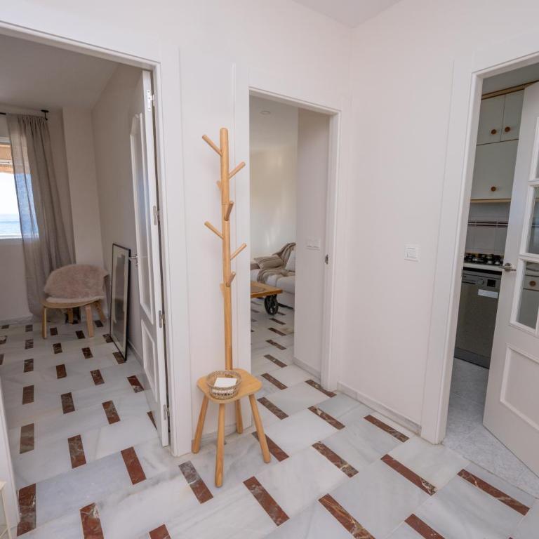Apartamento LH Beach frente al mar - One-Bedroom Apartment with Balcony and Sea View - 75