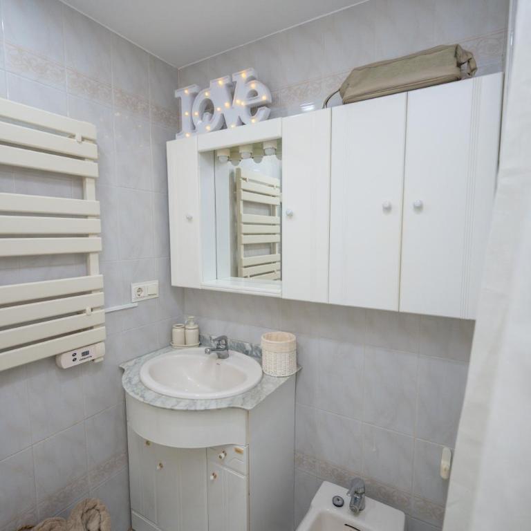 Apartamento LH Beach frente al mar - One-Bedroom Apartment with Balcony and Sea View - 66