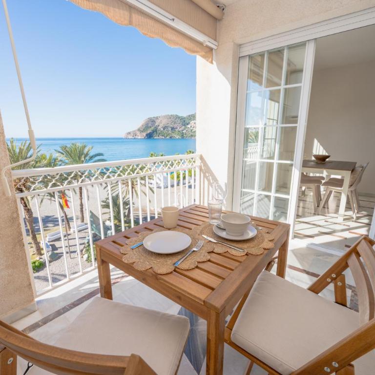 Apartamento LH Beach frente al mar - One-Bedroom Apartment with Balcony and Sea View - 69