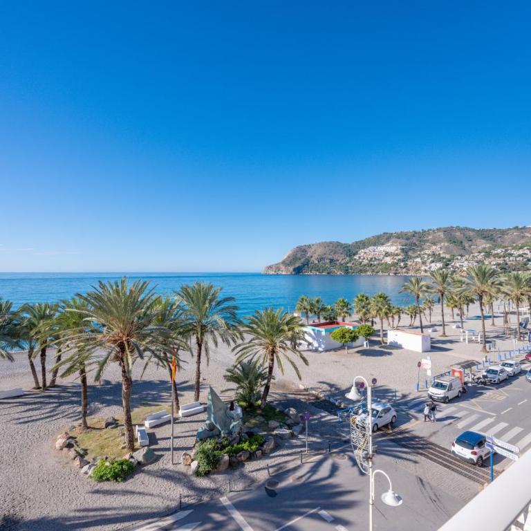 Apartamento LH Beach frente al mar - One-Bedroom Apartment with Balcony and Sea View - 65